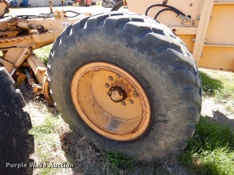 image for item DH7353 2001 Champion 720A  VHP motor grader