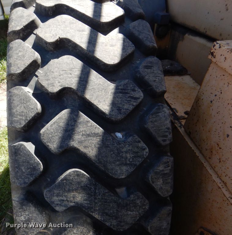 image for item DH7353 2001 Champion 720A  VHP motor grader