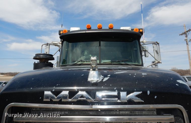 image for item DH8954 2000 Mack RD688S  dump truck