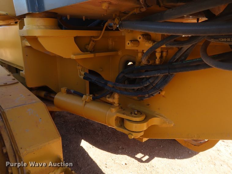 image for item DK3683 2004 John Deere 772D  motor grader