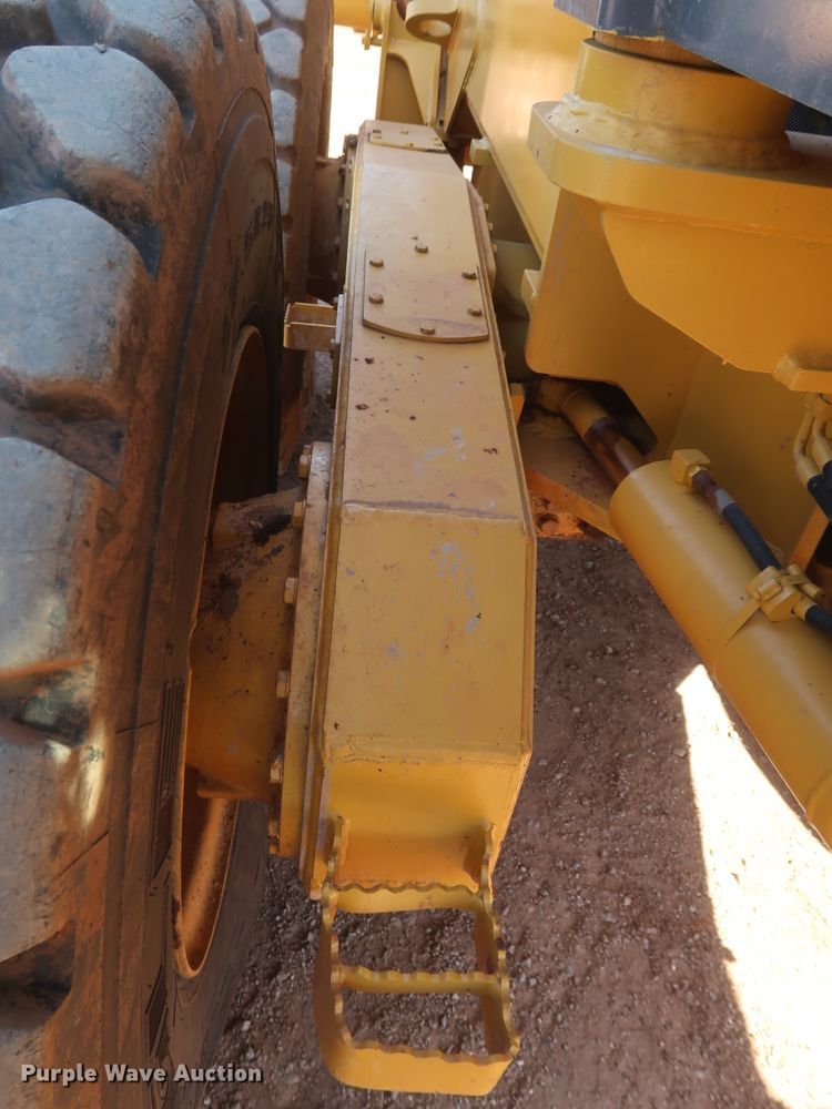 image for item DK3683 2004 John Deere 772D  motor grader