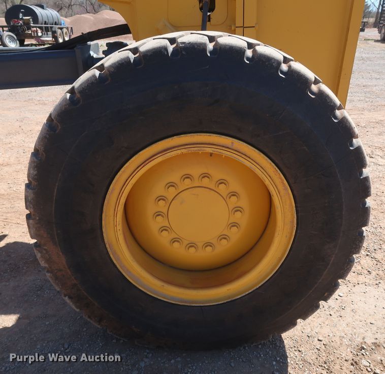 image for item DK3683 2004 John Deere 772D  motor grader