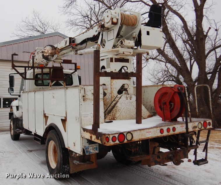 image for item DK4290 2006 International 7300  digger derrick truck