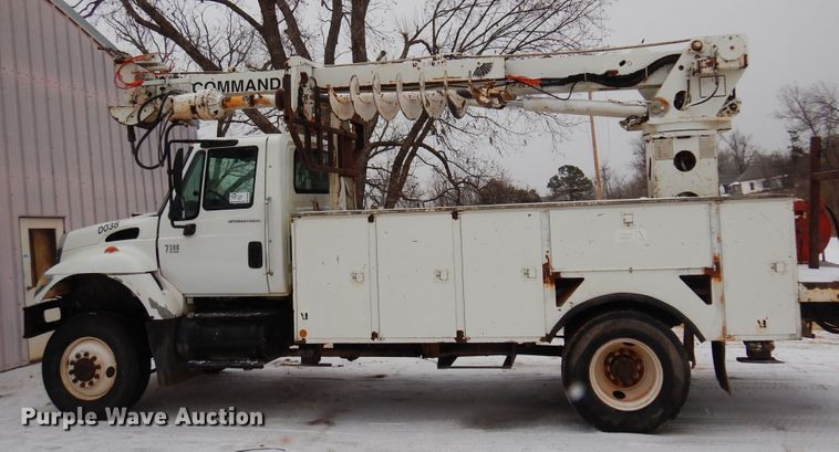 image for item DK4290 2006 International 7300  digger derrick truck