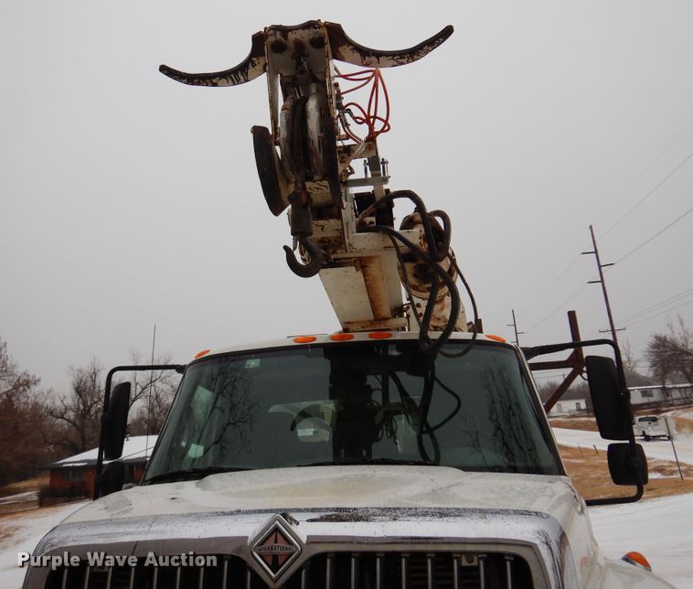 image for item DK4290 2006 International 7300  digger derrick truck