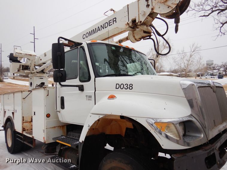 image for item DK4290 2006 International 7300  digger derrick truck