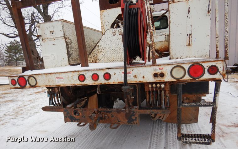 image for item DK4290 2006 International 7300  digger derrick truck