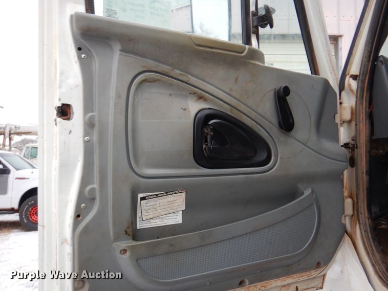 image for item DK4290 2006 International 7300  digger derrick truck