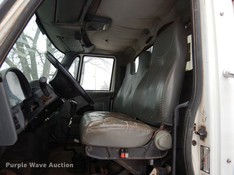 image for item DK4290 2006 International 7300  digger derrick truck