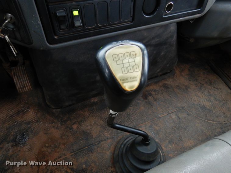 image for item DK4290 2006 International 7300  digger derrick truck