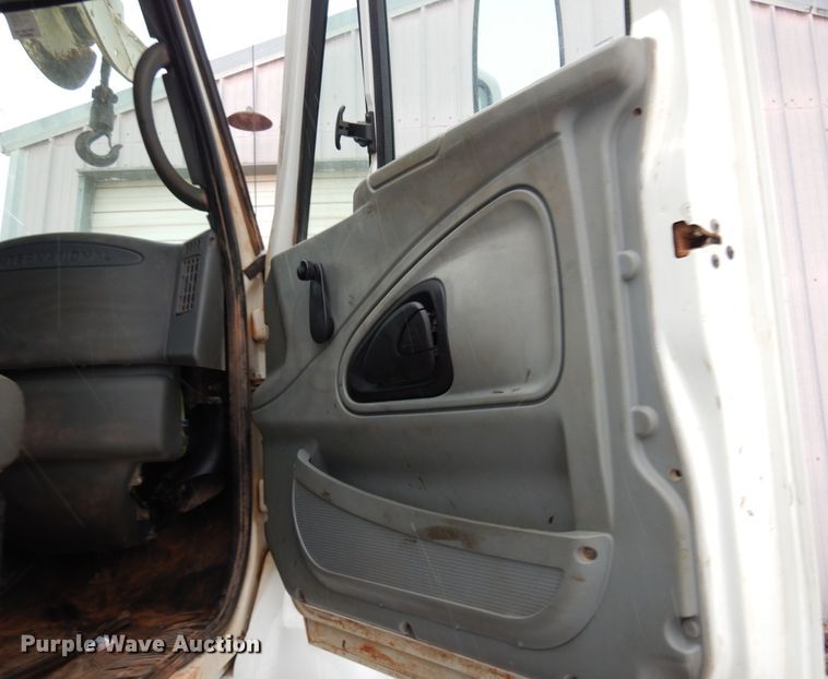 image for item DK4290 2006 International 7300  digger derrick truck