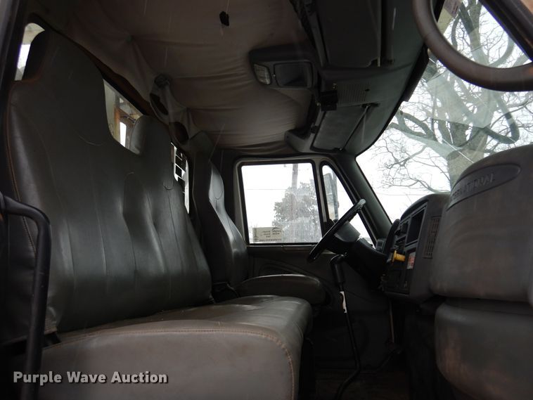 image for item DK4290 2006 International 7300  digger derrick truck