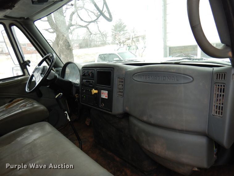 image for item DK4290 2006 International 7300  digger derrick truck