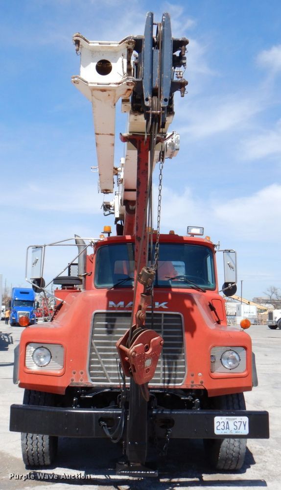 image for item DM6077 1997 Mack DM688S  crane truck
