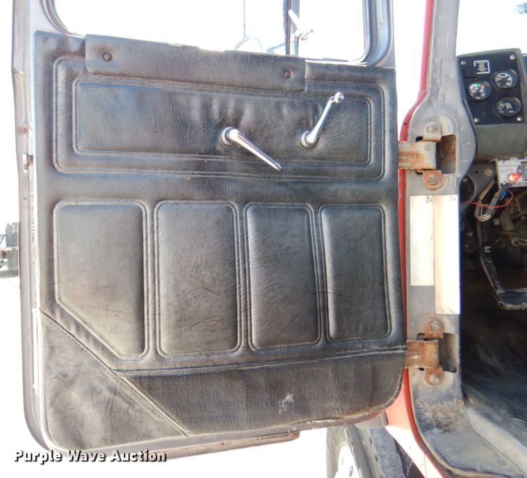 image for item DM6077 1997 Mack DM688S  crane truck