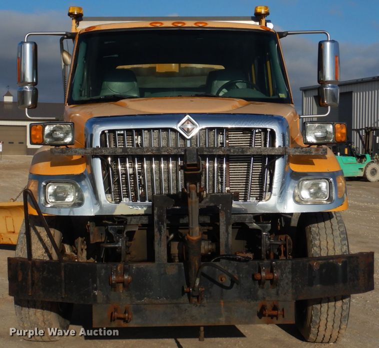 image for item DM7252 2004 International 7400  dump truck
