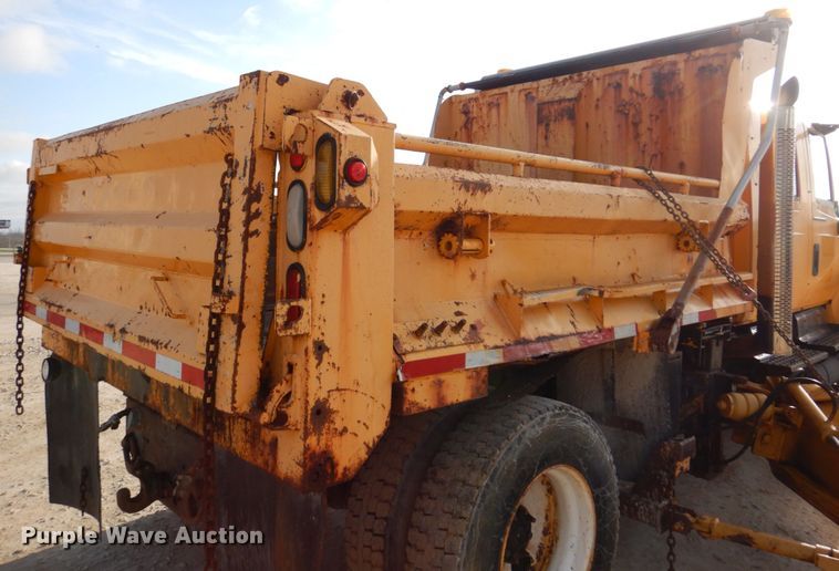 image for item DM7252 2004 International 7400  dump truck