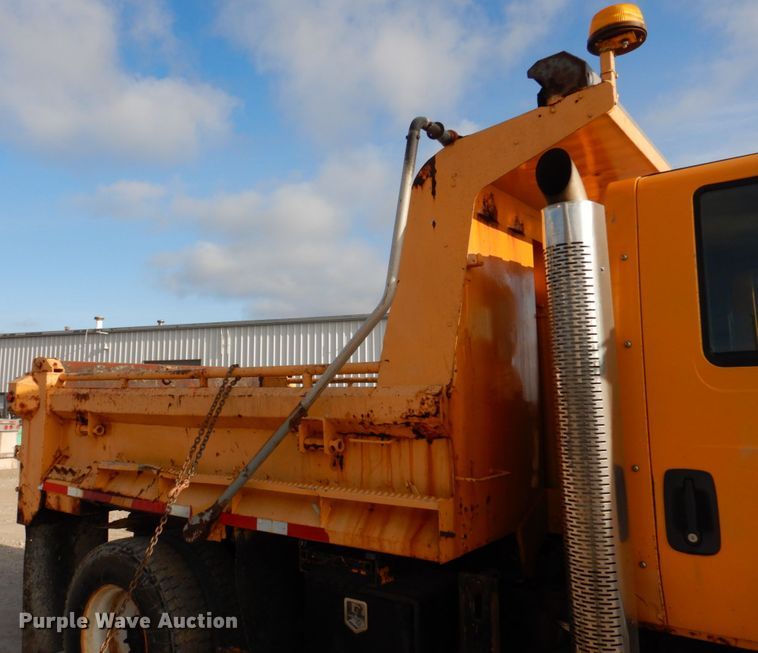 image for item DM7252 2004 International 7400  dump truck