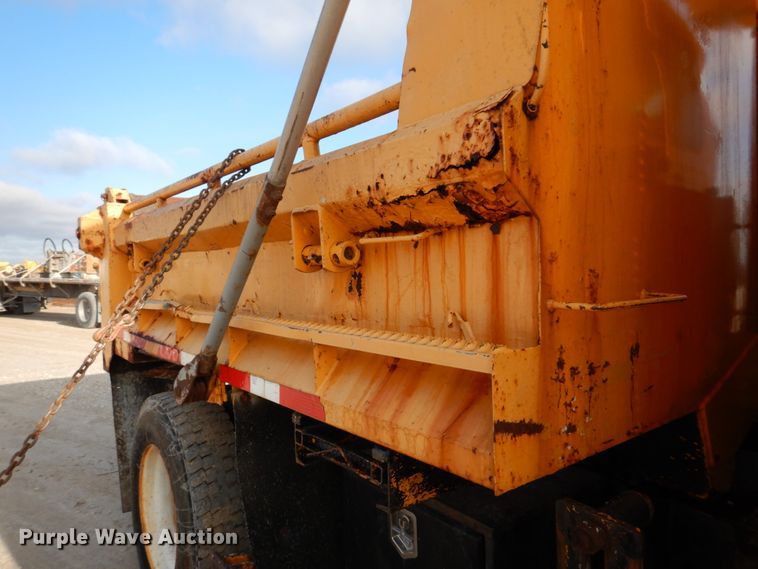image for item DM7252 2004 International 7400  dump truck