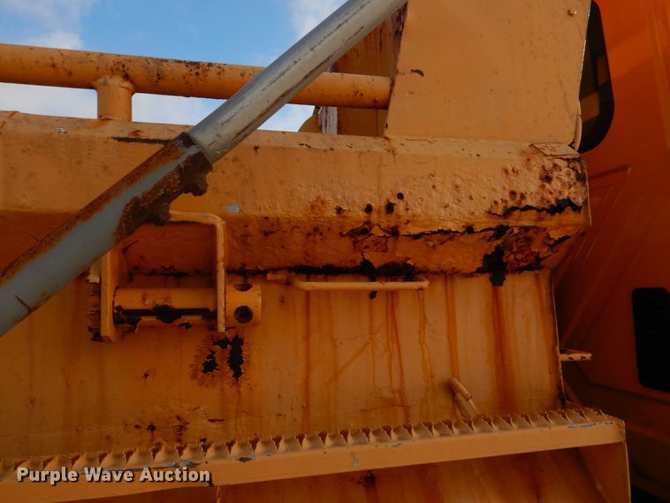 image for item DM7252 2004 International 7400  dump truck