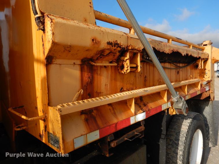 image for item DM7252 2004 International 7400  dump truck