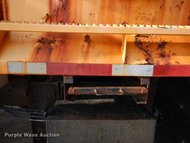 image for item DM7252 2004 International 7400  dump truck