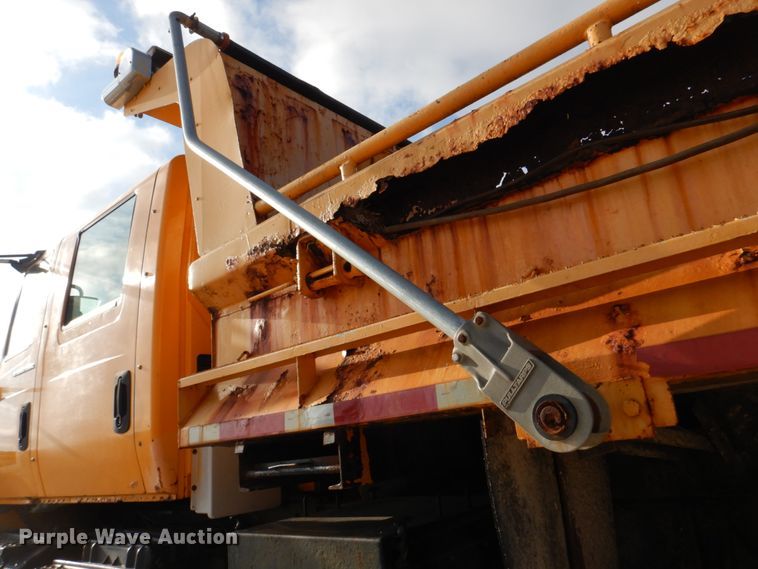 image for item DM7252 2004 International 7400  dump truck