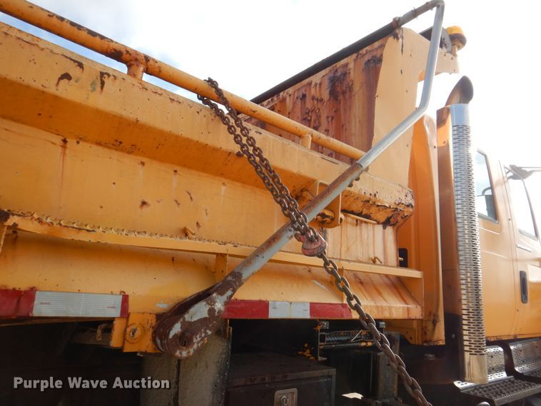 image for item DM7252 2004 International 7400  dump truck