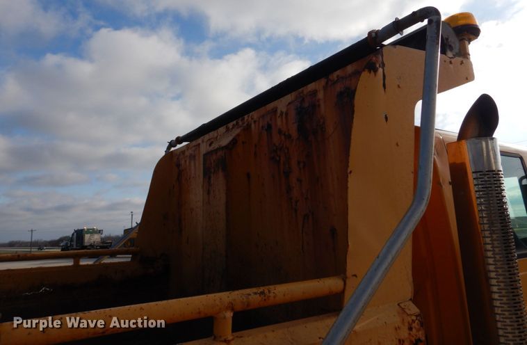 image for item DM7252 2004 International 7400  dump truck