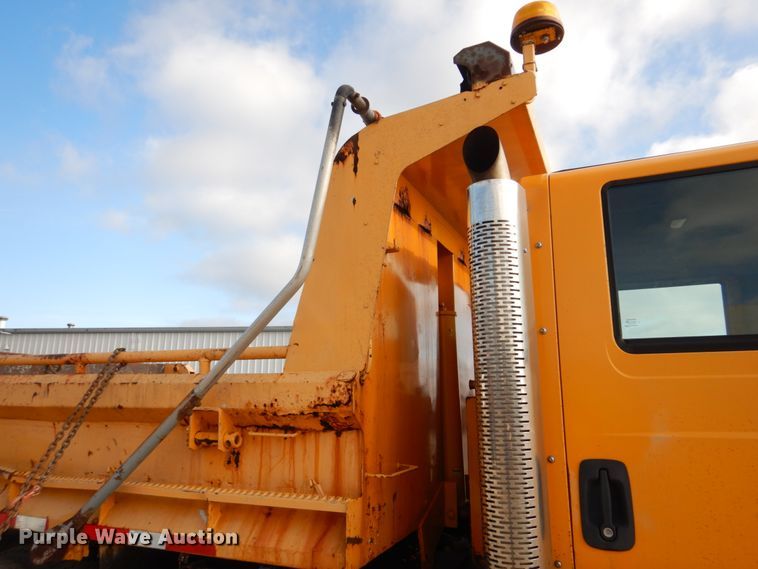 image for item DM7252 2004 International 7400  dump truck