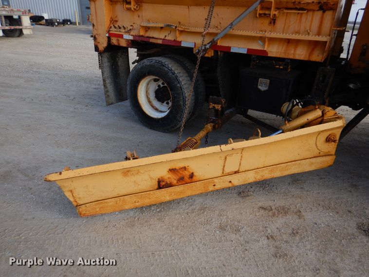 image for item DM7252 2004 International 7400  dump truck