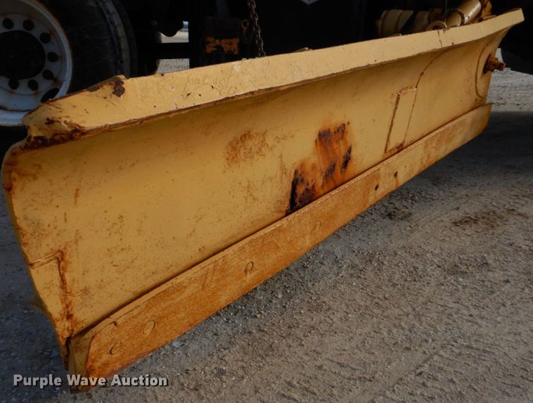 image for item DM7252 2004 International 7400  dump truck