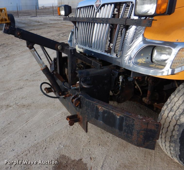 image for item DM7252 2004 International 7400  dump truck