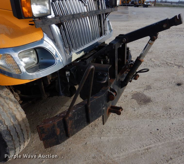 image for item DM7252 2004 International 7400  dump truck