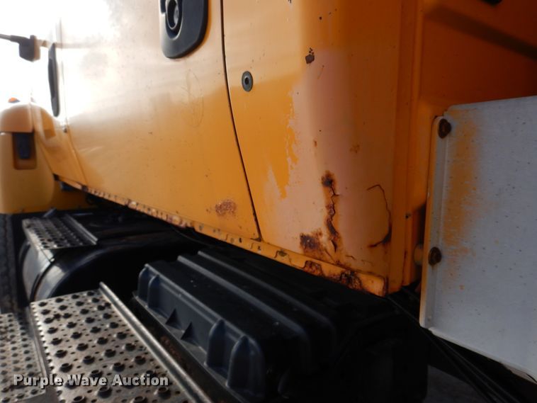 image for item DM7252 2004 International 7400  dump truck