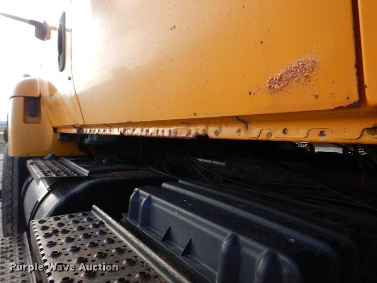 image for item DM7252 2004 International 7400  dump truck