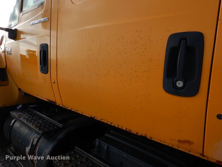 image for item DM7252 2004 International 7400  dump truck