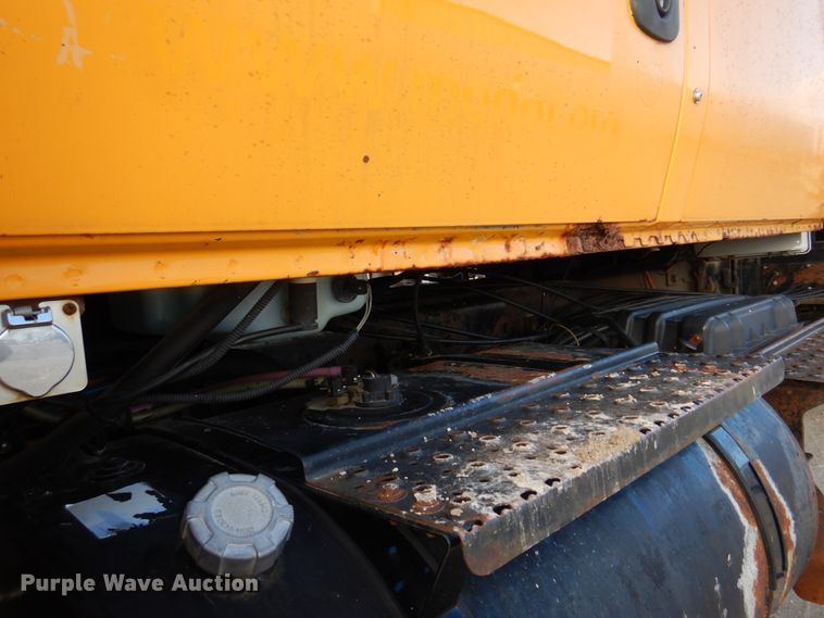 image for item DM7252 2004 International 7400  dump truck