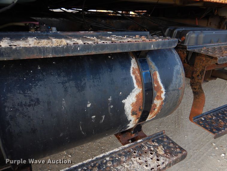 image for item DM7252 2004 International 7400  dump truck