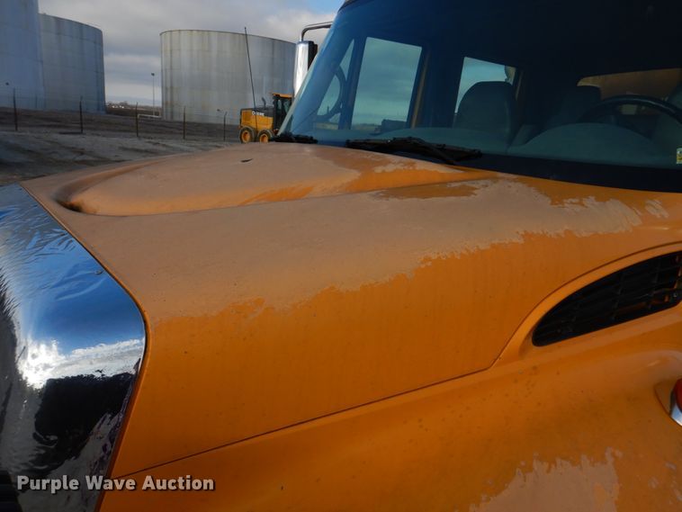 image for item DM7252 2004 International 7400  dump truck