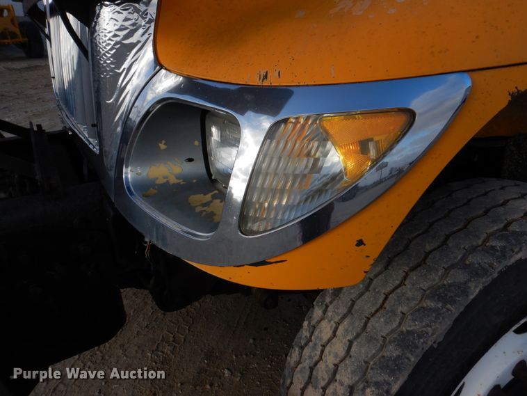 image for item DM7252 2004 International 7400  dump truck