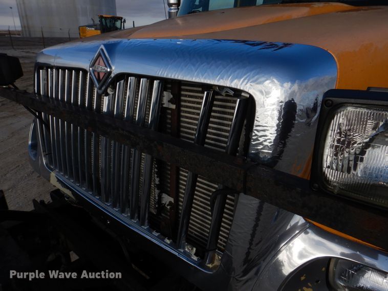 image for item DM7252 2004 International 7400  dump truck