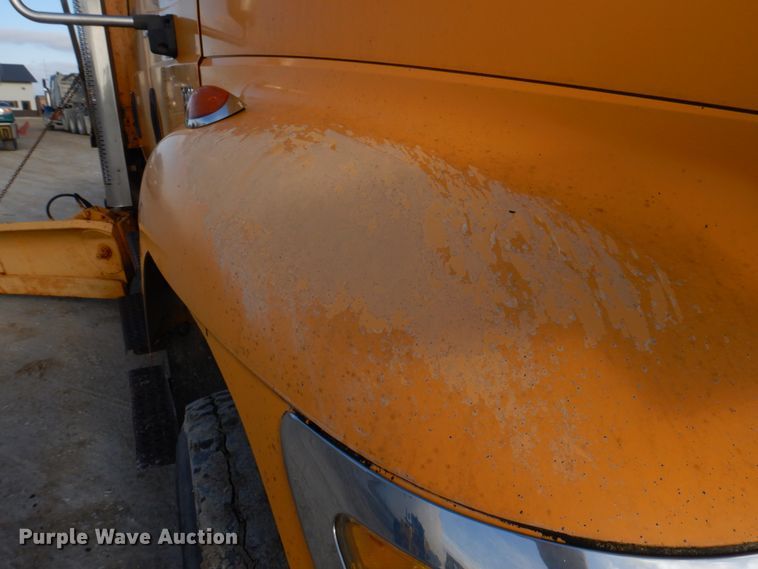 image for item DM7252 2004 International 7400  dump truck