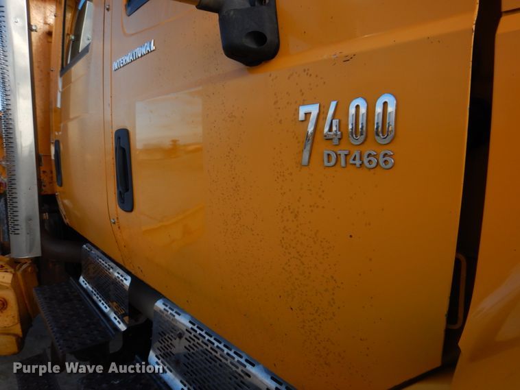 image for item DM7252 2004 International 7400  dump truck