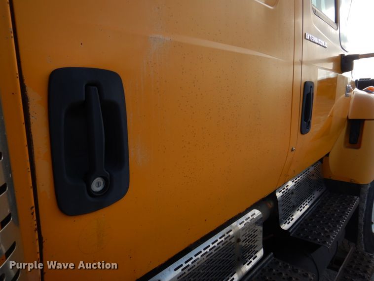 image for item DM7252 2004 International 7400  dump truck