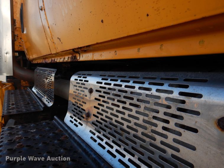 image for item DM7252 2004 International 7400  dump truck