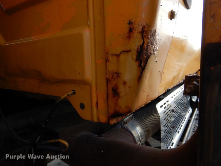 image for item DM7252 2004 International 7400  dump truck