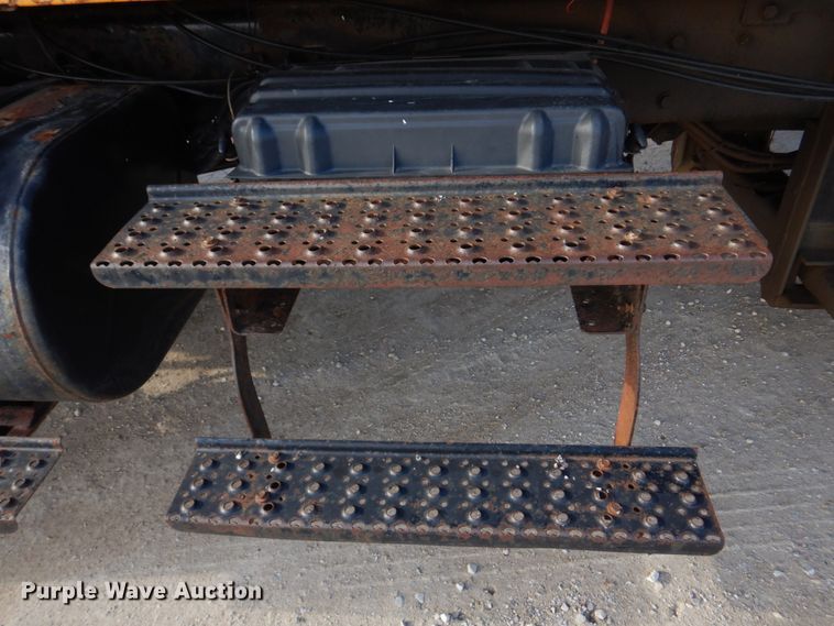 image for item DM7252 2004 International 7400  dump truck