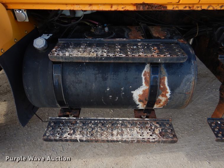 image for item DM7252 2004 International 7400  dump truck