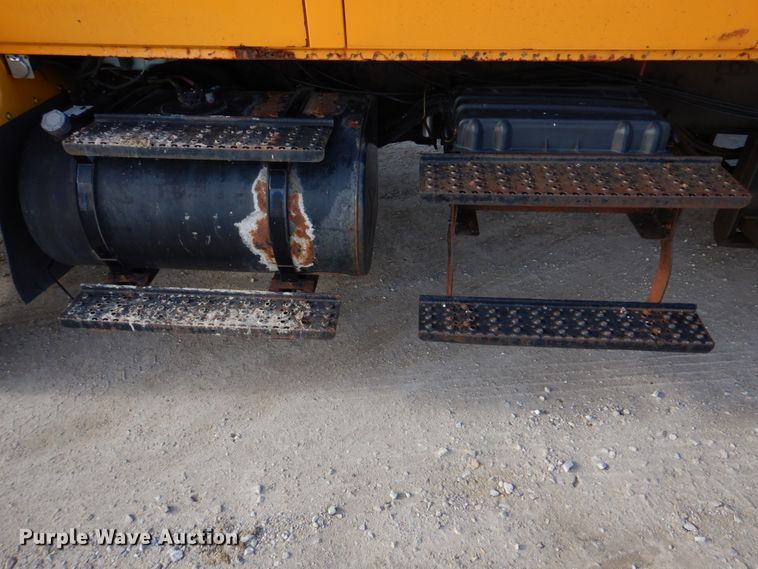 image for item DM7252 2004 International 7400  dump truck